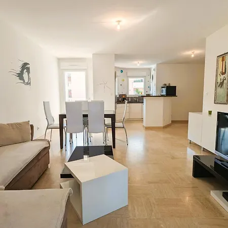 Of 70 M With Shared Pool In شقة