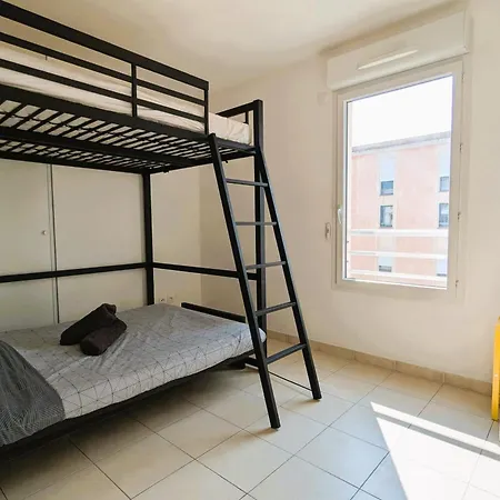 Of 70 M With Shared Pool In Appartamento Hyères