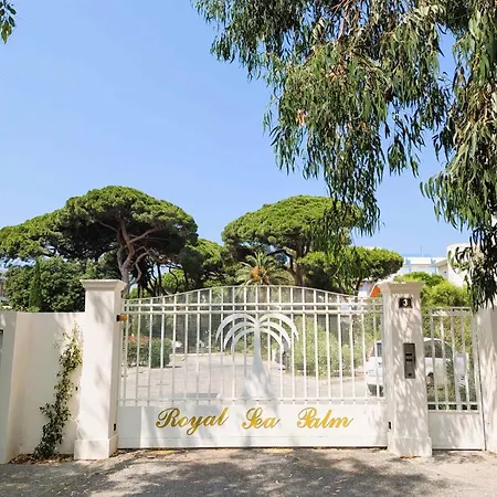 Of 70 M With Shared Pool In Apartment Hyeres