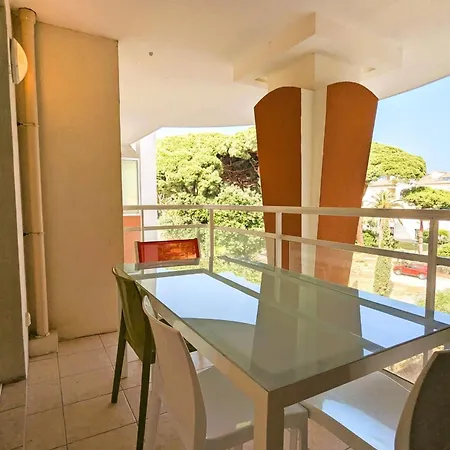 Of 70 M With Shared Pool In شقة Hyères