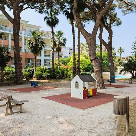 Of 70 M With Shared Pool In شقة Hyères