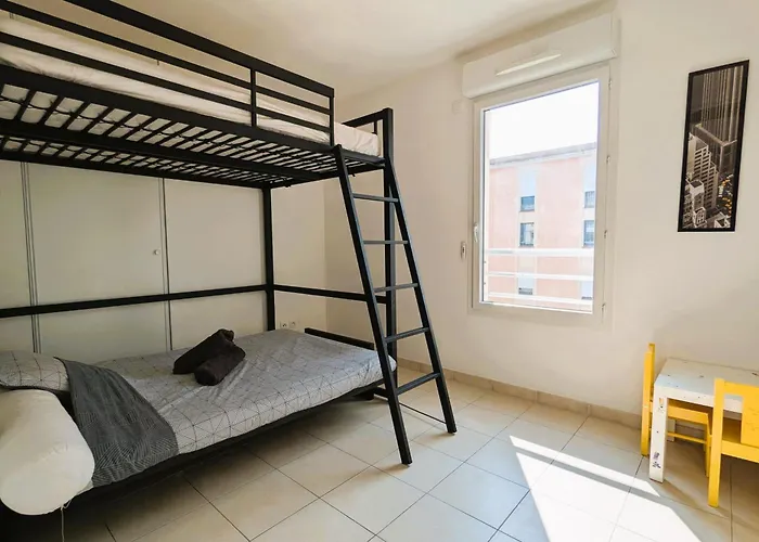 Of 70 M With Shared Pool In Apartman Hyères