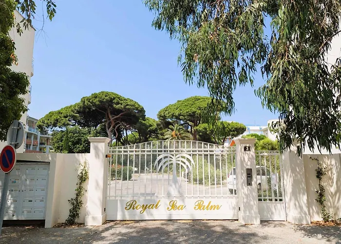 Of 70 M With Shared Pool In Apartman Hyères